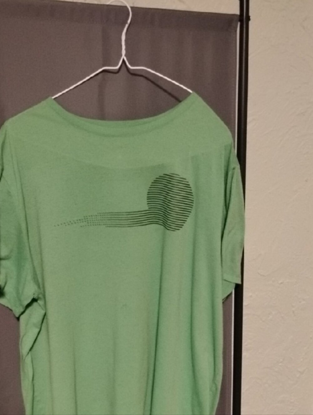 Source Unknown Light Green Short-Sleeve Shirt with Striped Circle Graphic